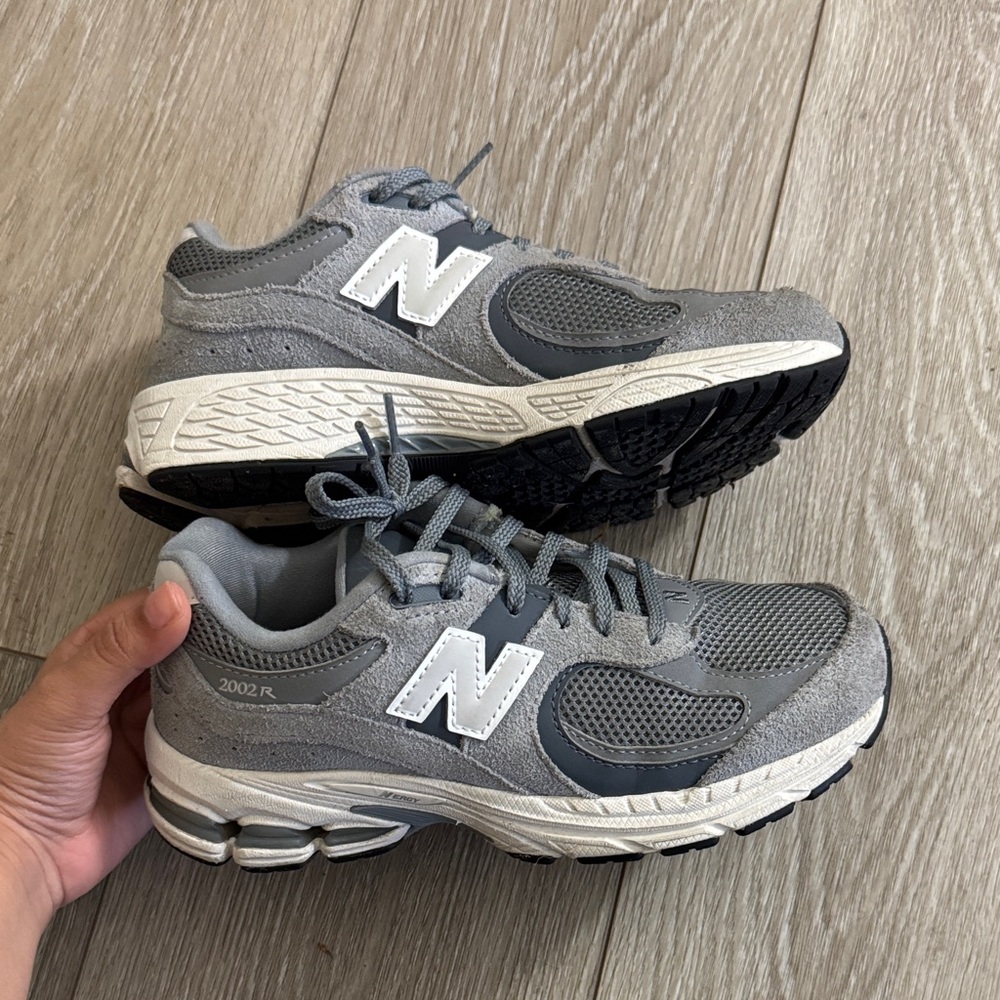 2002R New Balance Kids' Size 4 Gray and White Sneakers